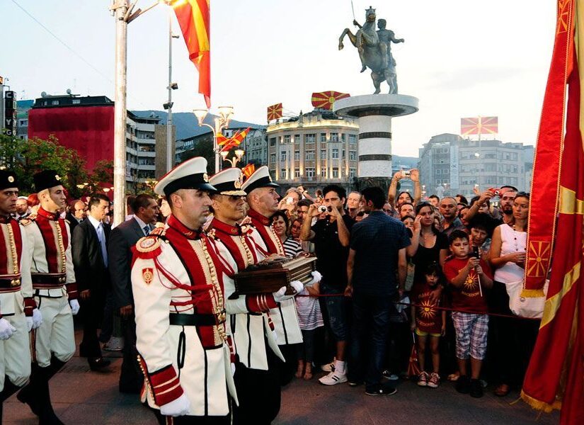Σκοπιανή υπουργός επαναφέρει πινακίδα με το όνομα “Μακεδονία”…