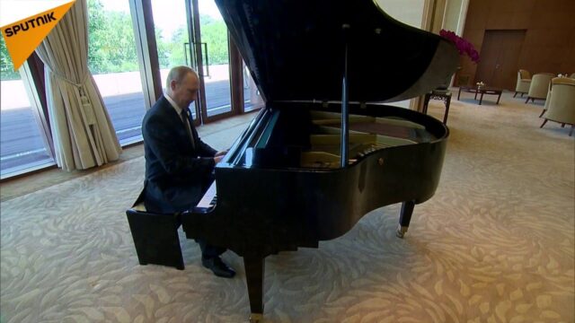Σε ξεκούρδιστο πιάνο έπαιξε ο Πούτιν στην Κίνα! (15-5-2017)