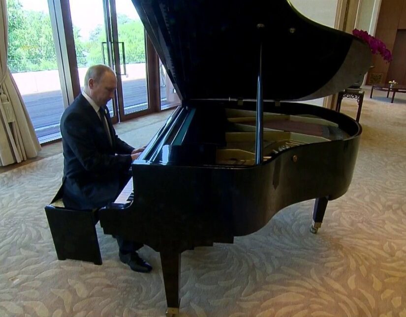 Σε ξεκούρδιστο πιάνο έπαιξε ο Πούτιν στην Κίνα! (15-5-2017)