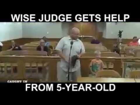 Σοφός δικαστής ζητάει βοήθεια από πεντάχρονο