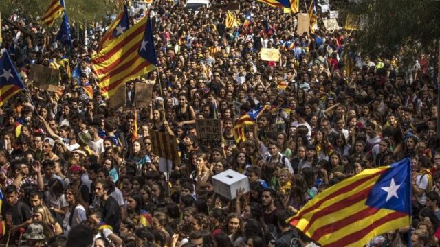 Άγριες συγκρούσεις αστυνομίας – Καταλανών στη Βαρκελώνη