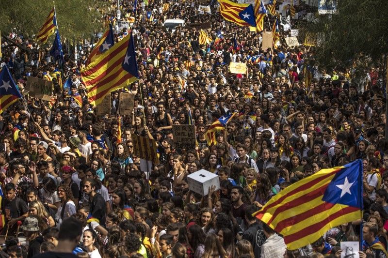 Άγριες συγκρούσεις αστυνομίας – Καταλανών στη Βαρκελώνη