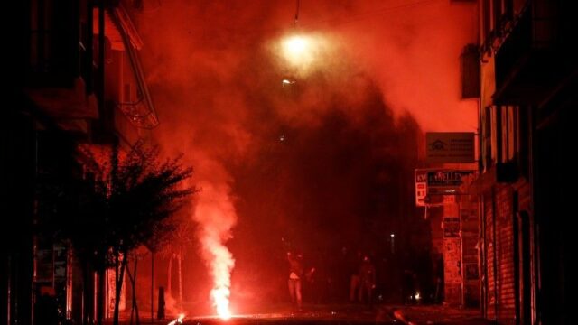 «Βροχή» από μολότοφ το βράδυ στα Εξάρχεια