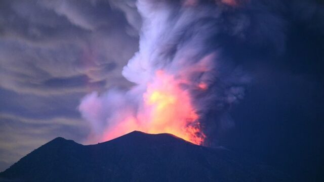 Ποτάμι λάβας κλείνει και πάλι τους Ισπανούς στα σπίτια (video)