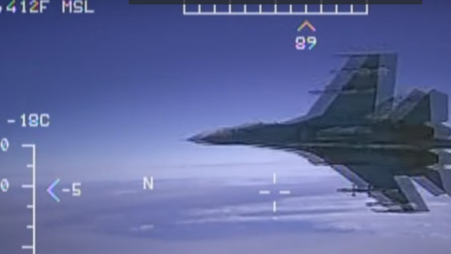 Ρωσικό Su-27 εναντίον αμερικανικού κατασκοπευτικού στη Μαύρη Θάλασσα