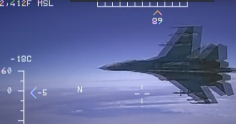 Ρωσικό Su-27 εναντίον αμερικανικού κατασκοπευτικού στη Μαύρη Θάλασσα
