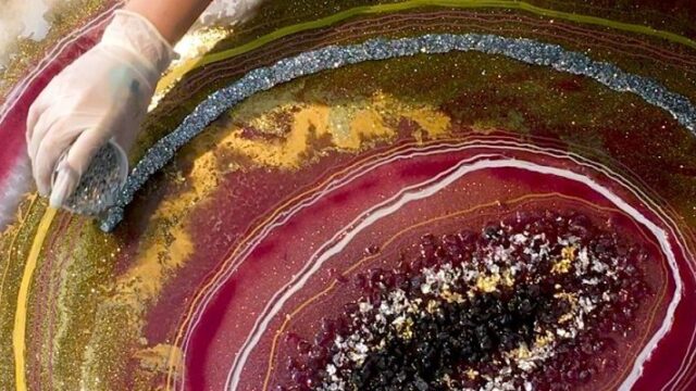 Τέχνη τοίχου που θυμίζει πολύτιμους λίθους