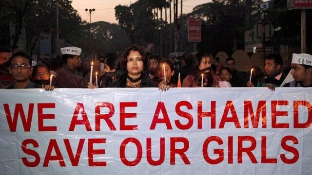 Πέθανε η κοπέλα που πυρπολήθηκε από τον βιαστή της στην Ινδία