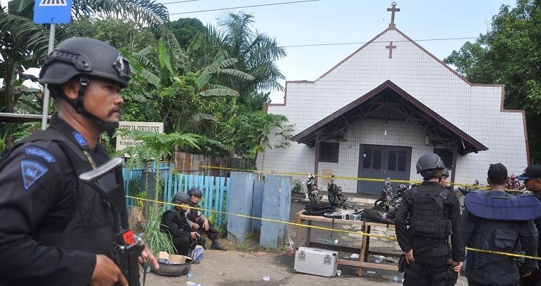 Βόμβες σε εκκλησίες στην Ινδονησία: Νεκροί και τραυματίες
