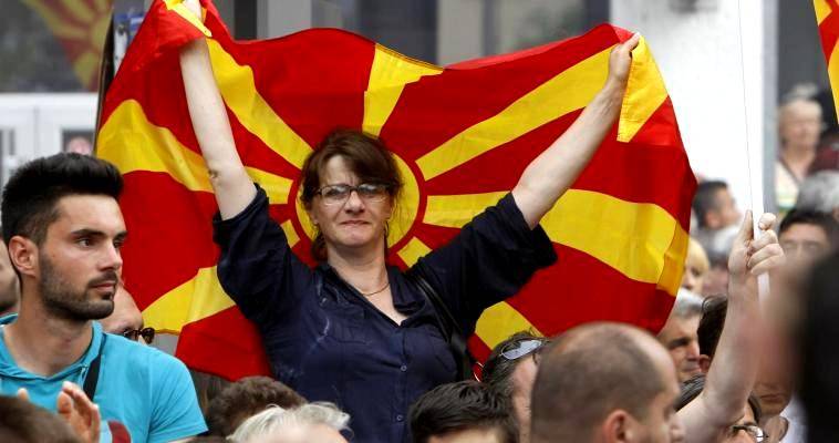 Η επικύρωση της συμφωνίας στο περικυκλωμένο κοινοβούλιο της ΠΓΔΜ, Νεφέλη Λυγερού