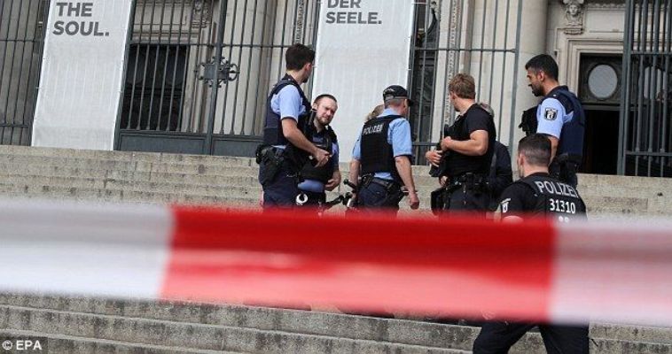 Θρίλερ στον Καθεδρικό Ναό του Βερολίνου – Αστυνομικός πυροβόλησε άνδρα οπλισμένο με μαχαίρι