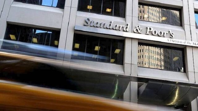 Ο οίκος S&P αναβάθμισε τις προοπτικές του ελληνικού αξιόχρεου, διατηρώντας το στην επενδυτική βαθμίδα ΒΒΒ-