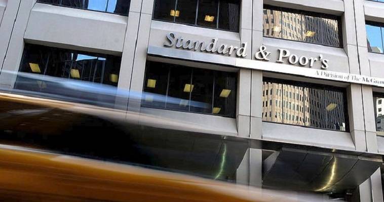 Ο οίκος S&P αναβάθμισε τις προοπτικές του ελληνικού αξιόχρεου, διατηρώντας το στην επενδυτική βαθμίδα ΒΒΒ-