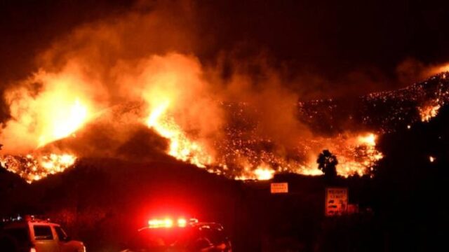 Μεγάλη φωτιά καίει σπίτια στο Λος Άντζελες