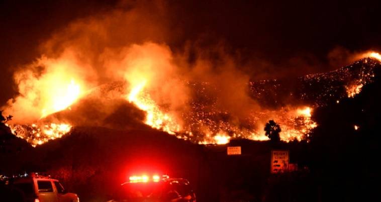 Μεγάλη φωτιά καίει σπίτια στο Λος Άντζελες