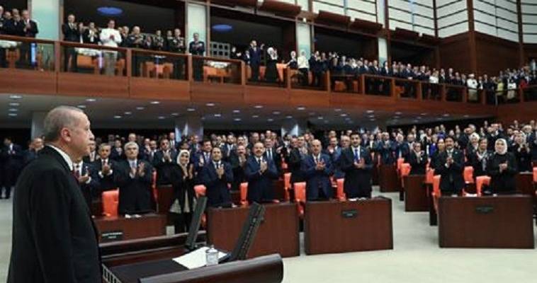 Ορκίστηκε υπέρ-πρόεδρος ο Ερντογάν στην Εθνοσυνέλευση