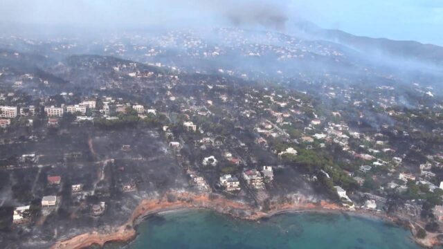 Πλάνα από την καταστροφική πυρκαγιά στην Ανατολική Αττική