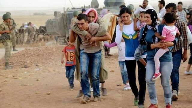 Εγκαταλείπουν μαζικά τη συριακή πόλη Τελ Αμπιάντ οι κάτοικοί της