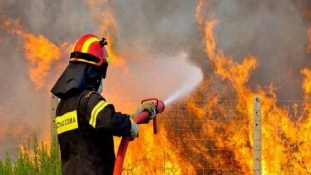 Πυρκαγιά στην Κερατέα – Εμπρησμό με φωτοβολίδες καταγγέλλουν κάτοικοι