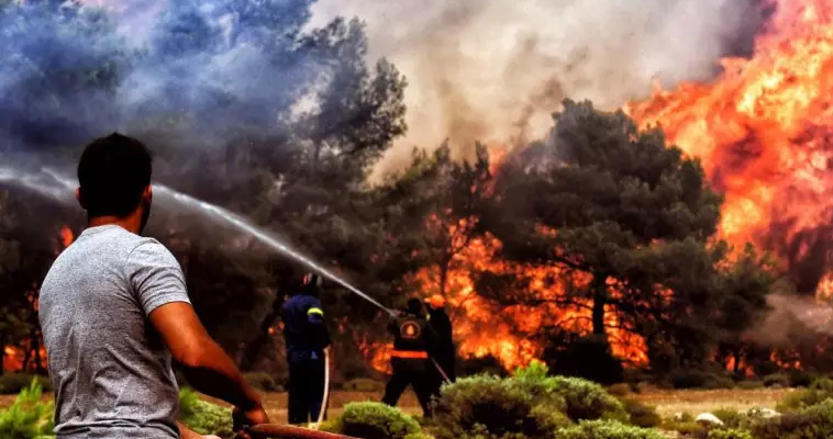 Βίλια: Κορμό εκτόξευσε η πυρκαγιά προς τους πυροσβέστες