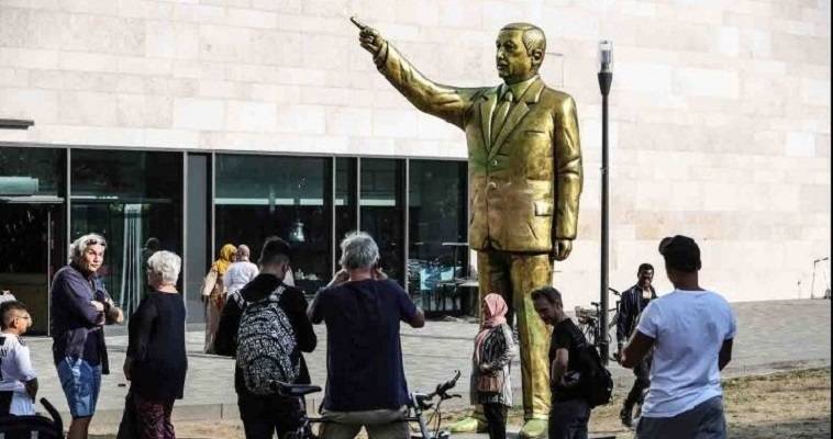 “Χρυσό” άγαλμα του Ερντογάν προκαλεί στη Γερμανία