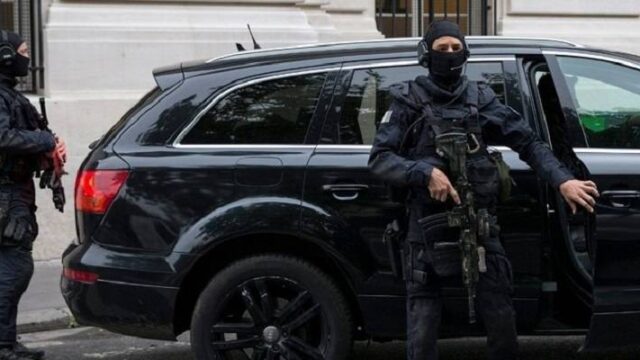 Γαλλία: Αστυνομικοί σκότωσαν οπλισμένο με μαχαίρι άνδρα στο Παρίσι