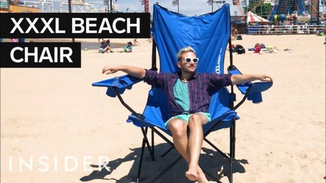 Η γιγάντια καρέκλα παραλίας χωράει όλη την παρέα
