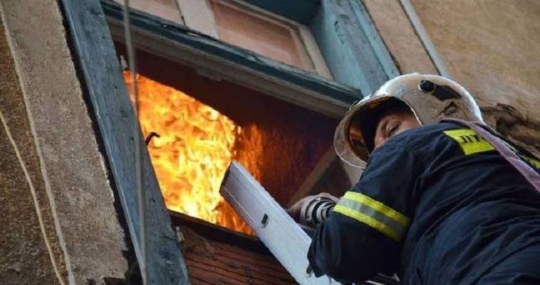 Φωτιά στο Μαρούσι: Τρεις εγκλωβισμένοι