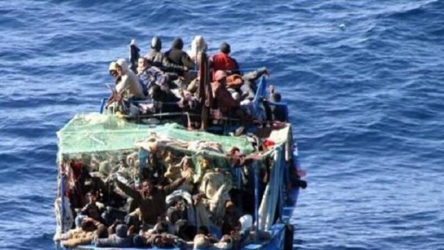 “Πλοίο φάντασμα” αποβίβασε 400 μετανάστες στη Σικελία  