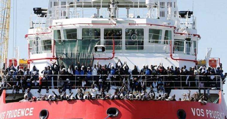 Κράτηση των μεταναστών σε πλοία προτείνουν Σαλβίνι και Κικλ