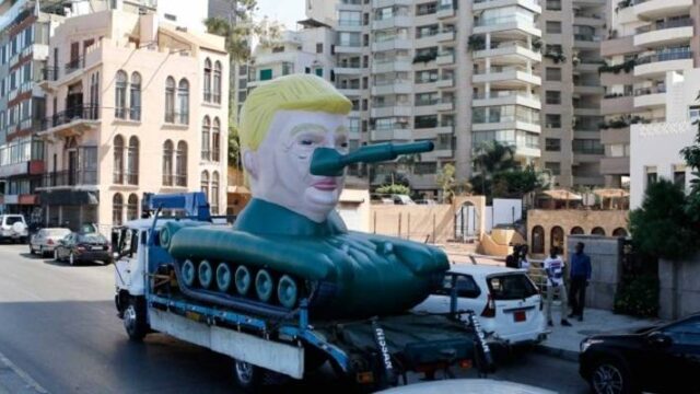 Φουσκωτό τανκ Τραμπ κάνει βόλτες στη Βηρυτό