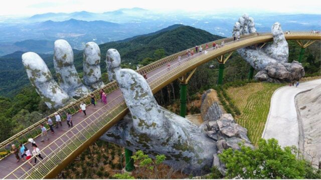 Δύο γιγάντια χέρια κρατούν γέφυρα στο Βιετνάμ