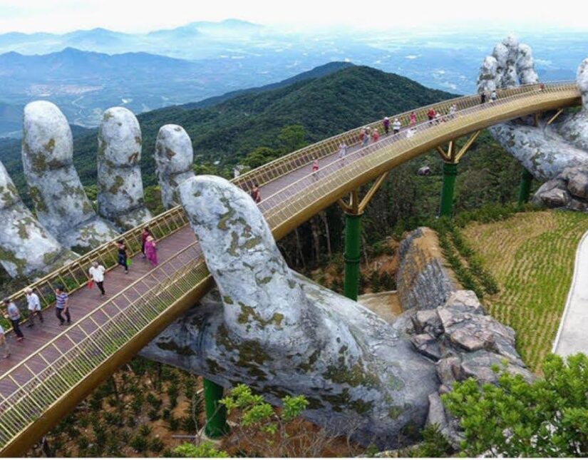 Δύο γιγάντια χέρια κρατούν γέφυρα στο Βιετνάμ