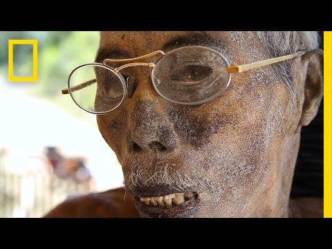 Η φυλή της Ινδονησίας που συμβιώνει με νεκρά σώματα