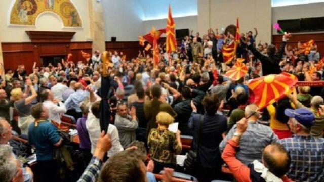 Από την Δευτέρα η μάχη της Βουλής στα Σκόπια