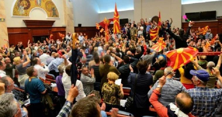 Από την Δευτέρα η μάχη της Βουλής στα Σκόπια