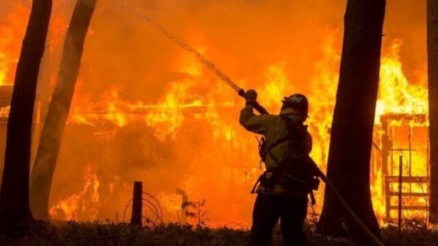 Μαίνονται οι φονικές πυρκαγιές στην Καλιφόρνια, 44 νεκροί