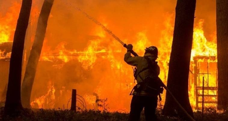 Σε κατάσταση έκτακτης ανάγκης η Καλιφόρνια, μαίνονται οι πυρκαγιές