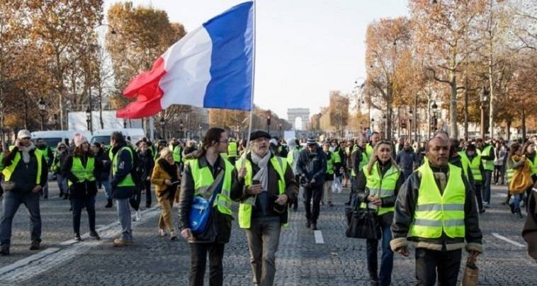 Γαλλία: Κίτρινα γιλέκα, διαμαρτυρία και εκατοντάδες τραυματίες