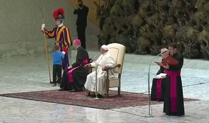 Ο πάπας, ο Ελβετός φρουρός και το κωφάλαλο αγοράκι