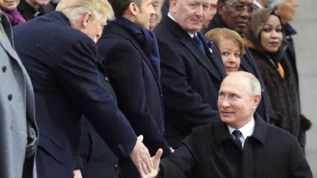 Χειραψία με σημασία Τραμπ – Πούτιν στο Παρίσι