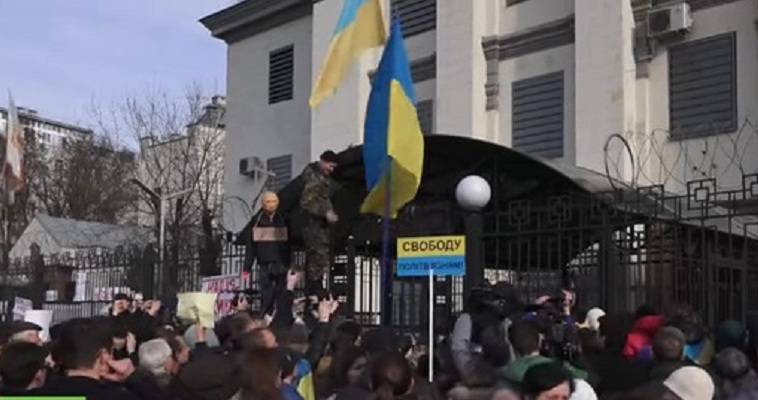 Ουκρανία: Διαδηλώσεις σε ρωσική πρεσβεία και προξενείο (vid.)