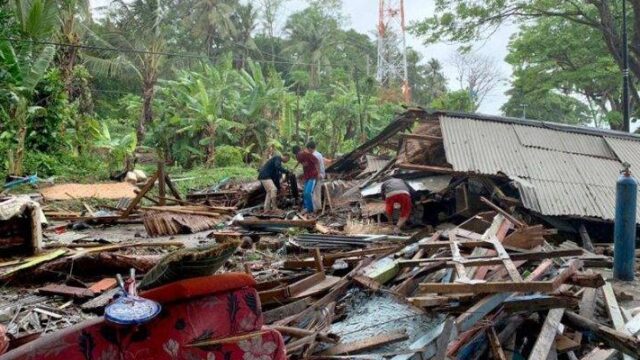 Ινδονησία: Αυξάνεται ο αριθμός των νεκρών από το τσουνάμι