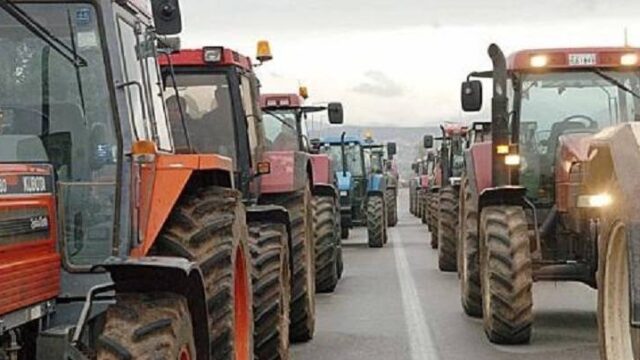 Αγρότες με τρακτέρ στους Ευζώνους για συμφωνία Πρεσπών