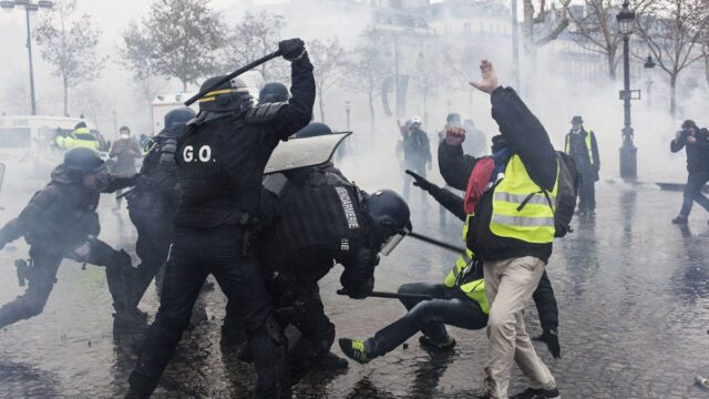Γαλλία: Καταδίκες αστυνομικών για τη βία εναντίον των “Κίτρινων Γιλέκων”