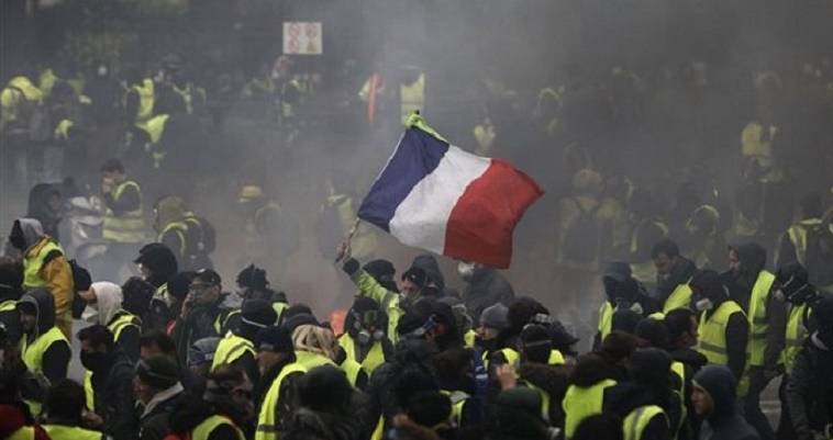 Γαλλία: 8.400 συλλήψεις λόγω “Κίτρινων Γιλέκων”