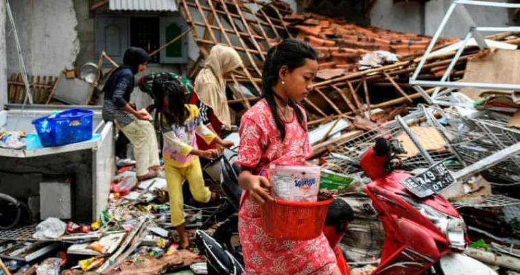 Εκατοντάδες οι νεκροί από το τσουνάμι στην Ινδονησία