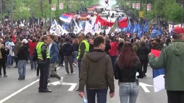 Σερβία: Ένταση & συμπλοκές έξω από το δημαρχείου του Βελιγραδίου