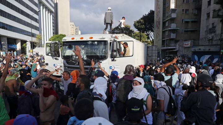 Πάει για εμφύλιο η Βενεζουέλα; Τουλάχιστον 13 νεκροί σε συγκρούσεις