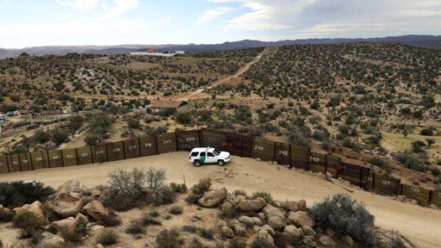 Τραμπ: Ζητά 8,6 δισ. για το τείχος στα σύνορα